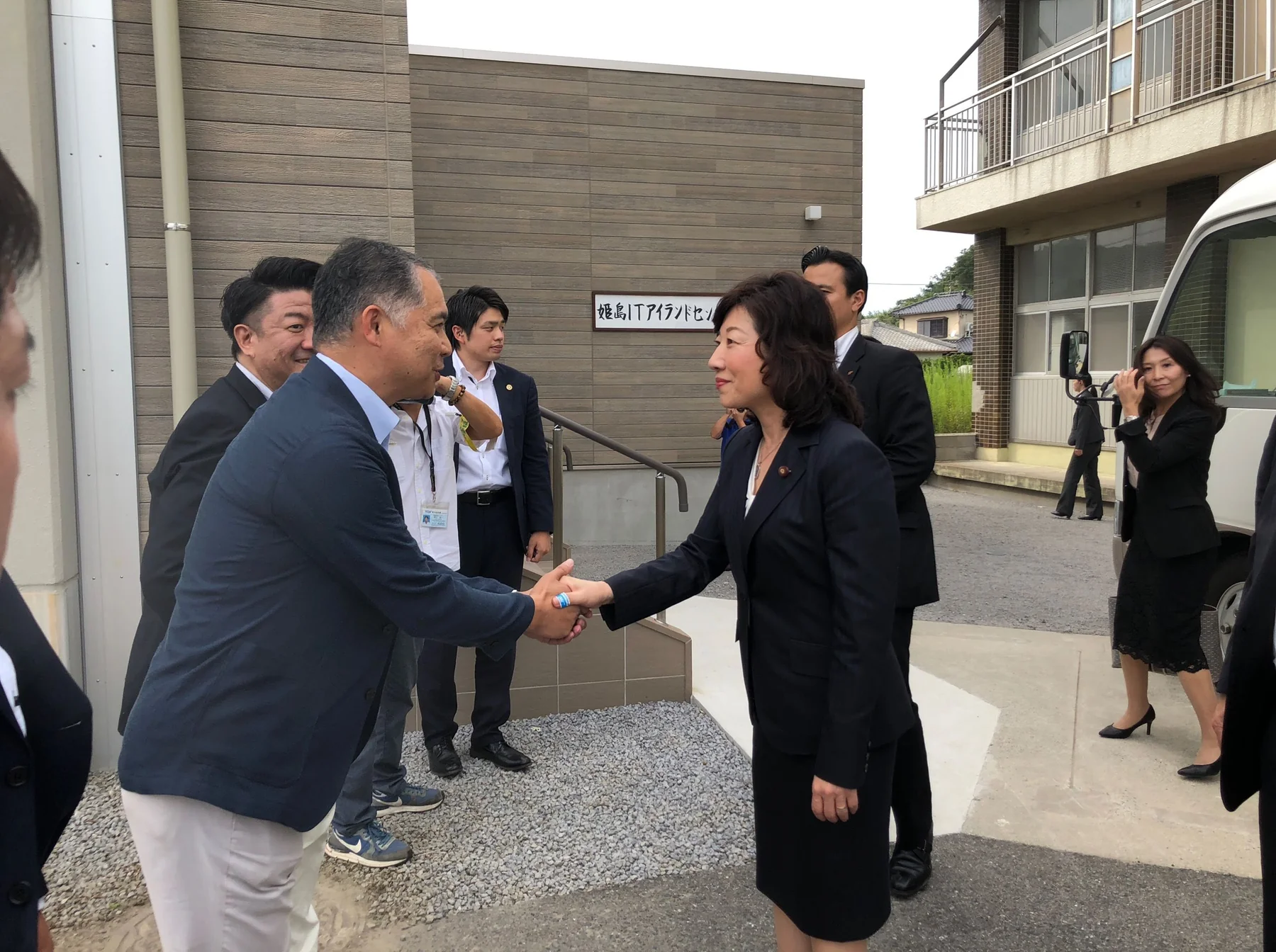 姫島ITアイランドセンターに到着した総務大臣のお出迎え