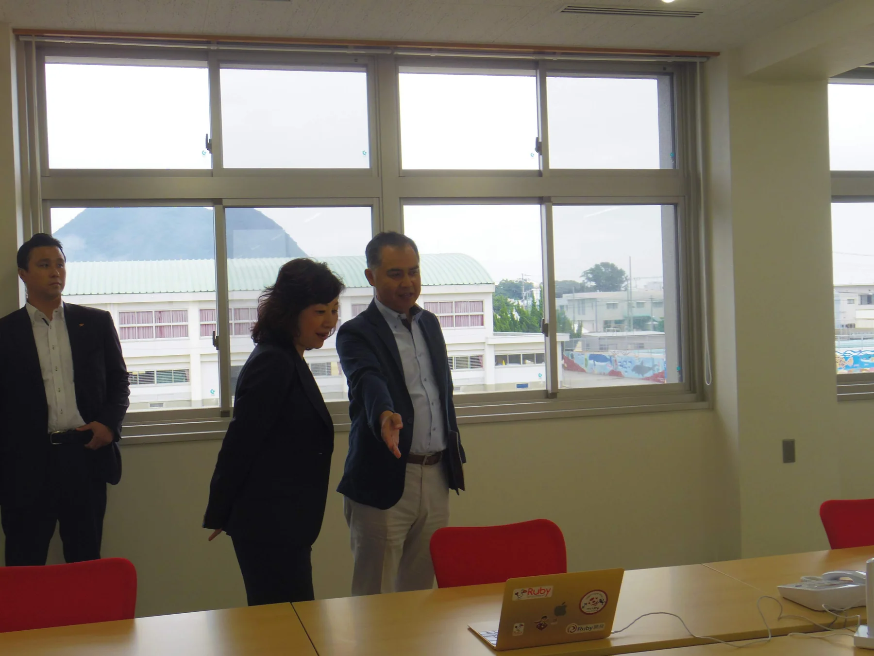 総務大臣に離島の課題や今後の展望を説明する様子