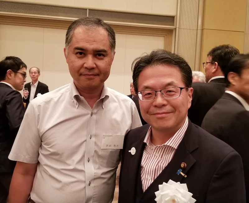 当社代表（左）と世耕経済産業大臣（右）