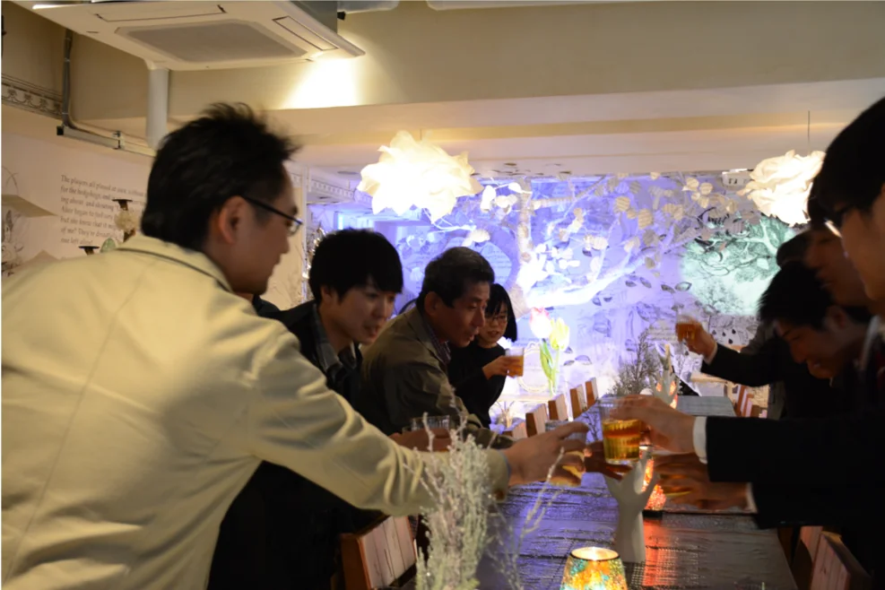 「アリスの部屋」での会食。乾杯する参加者