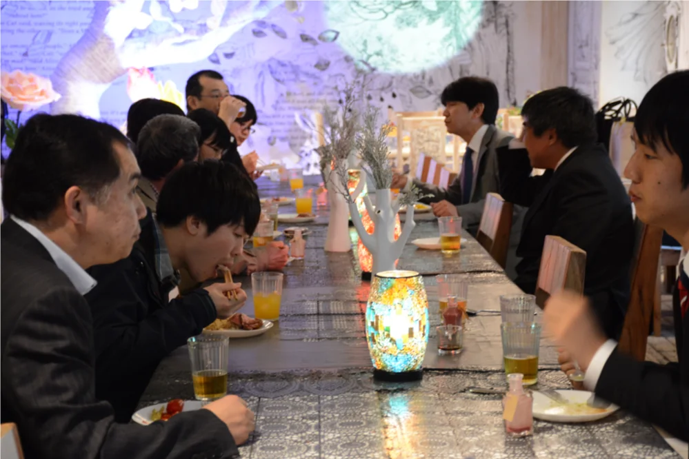 「アリスの部屋」でのビュッフェスタイルの会食